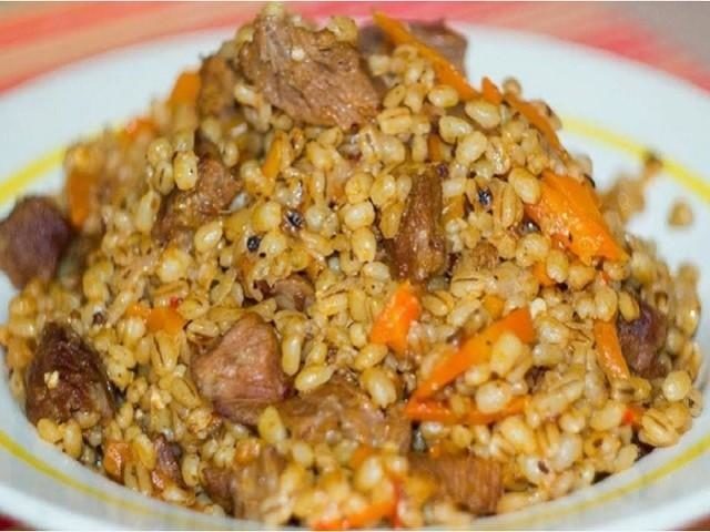 otorvatsya-nevozmozhno-neobyknovenno-vkusnyy-plov-iz-perlovki-s-myasom-1