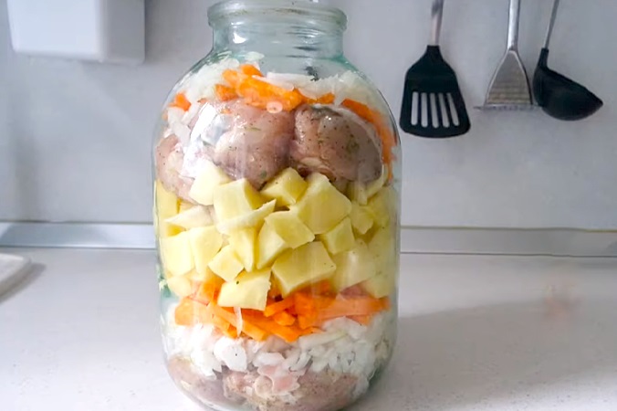 Курица запеченная в стеклянной банке в духовке