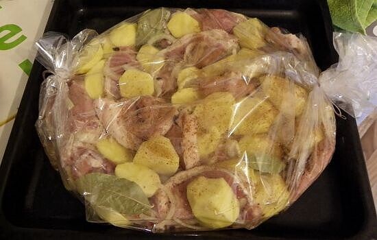 Непревзойдённая курица с картошкой «в рукаве»