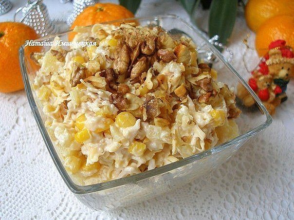 Низкокалорийный вкусный салатик с ананасами, курицей и сыром для быстрого приготовления
