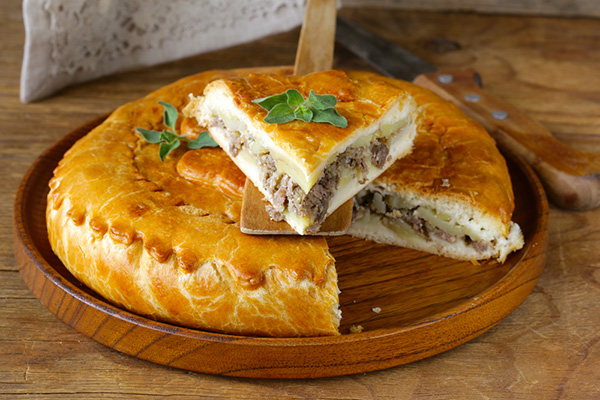 Домашний бабушкин пирог с мясом, картофелем и базиликом