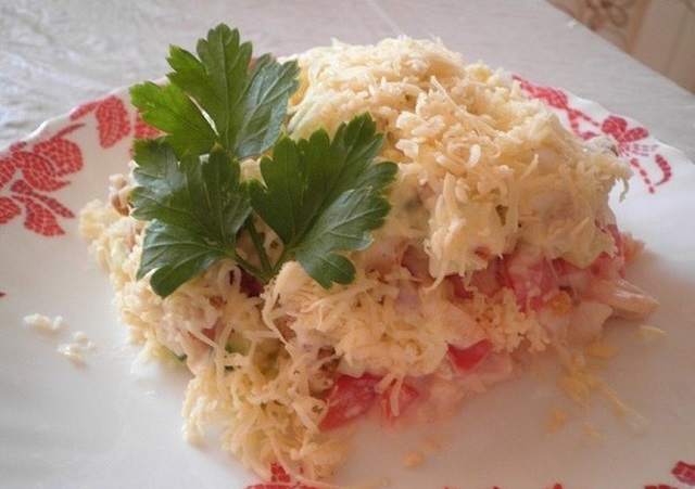 Салат с куриным филе, сухариками и овощами