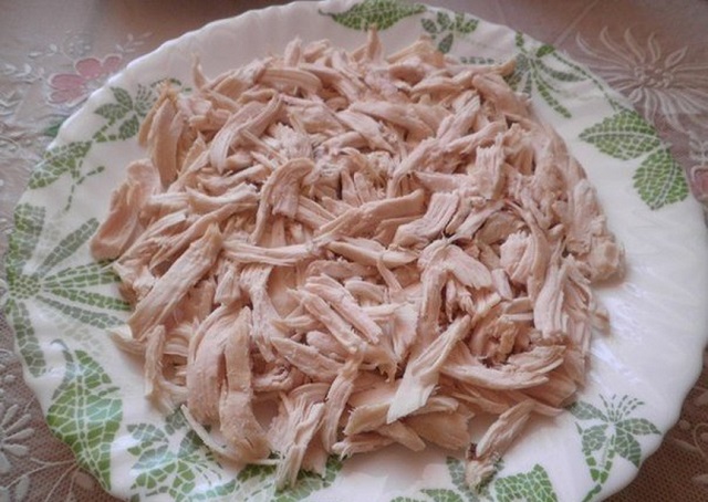Салат с куриным филе, сухариками и овощами
