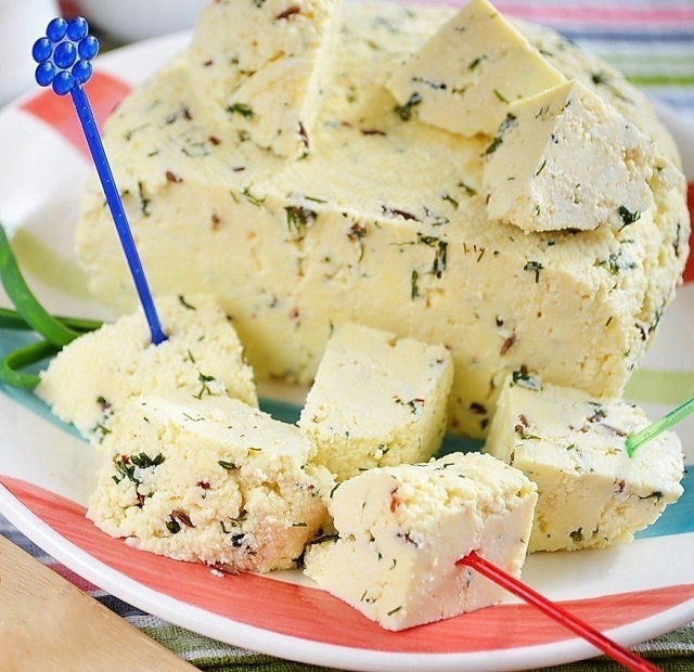 Домашний сыр с зеленью